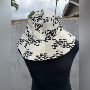 PreOwned Fighting Eel Bucket Hat 60  Beige With Black Fish